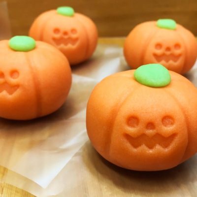 ＼インパクト抜群／送料無料「ハロウィン用に 3Lサイズ 巨大な本物 生 かぼちゃ (直径 約30cm)　(顔シール付) 」 -花うるる 本店